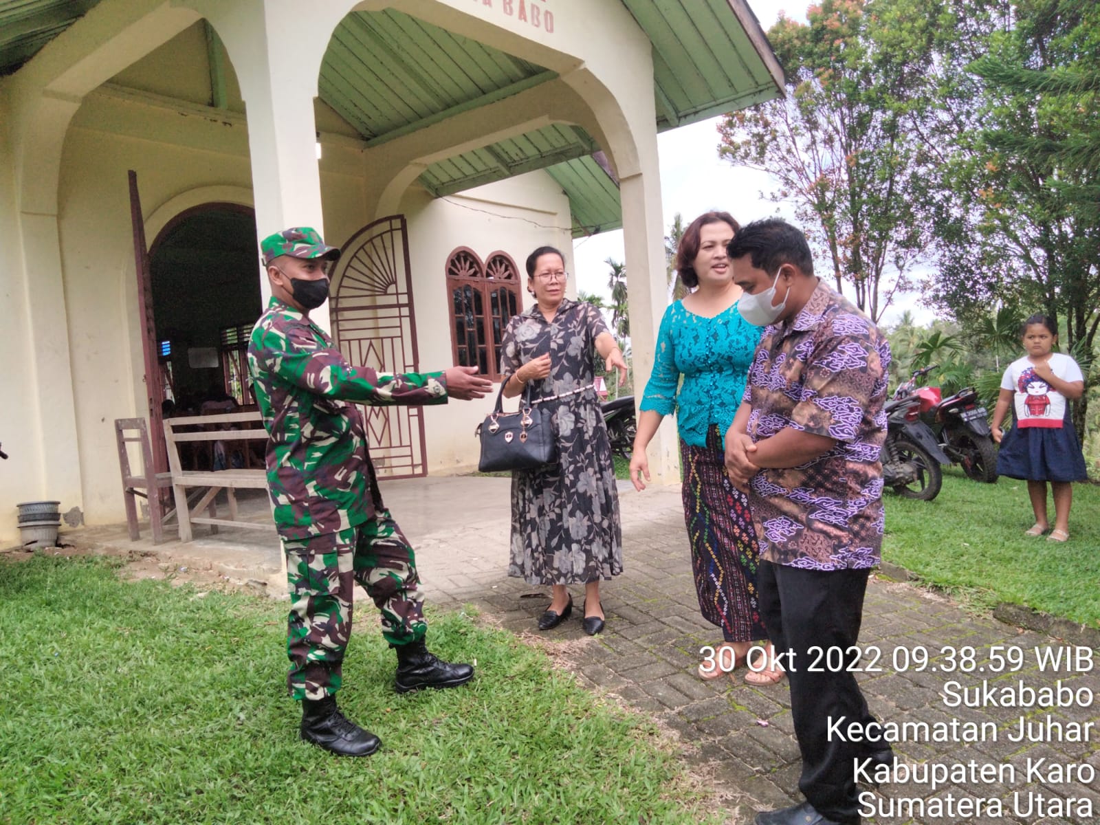 Babinsa Koramil 07 Juhar Giat PAM Kebaktian Warga Yang Sedang Ibadah Di