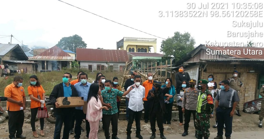 Personel Koramil 01/BJ Turut Dampingi Wakil Bupati Karo dalam Penyerahan Bantuan Sembako
