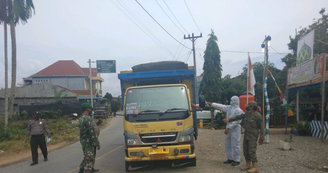 Babinsa Koramil 09/LB Bersama Tim Gabungan Perketat Pemeriksaan Jalur Perbatasan Karo dan Aceh