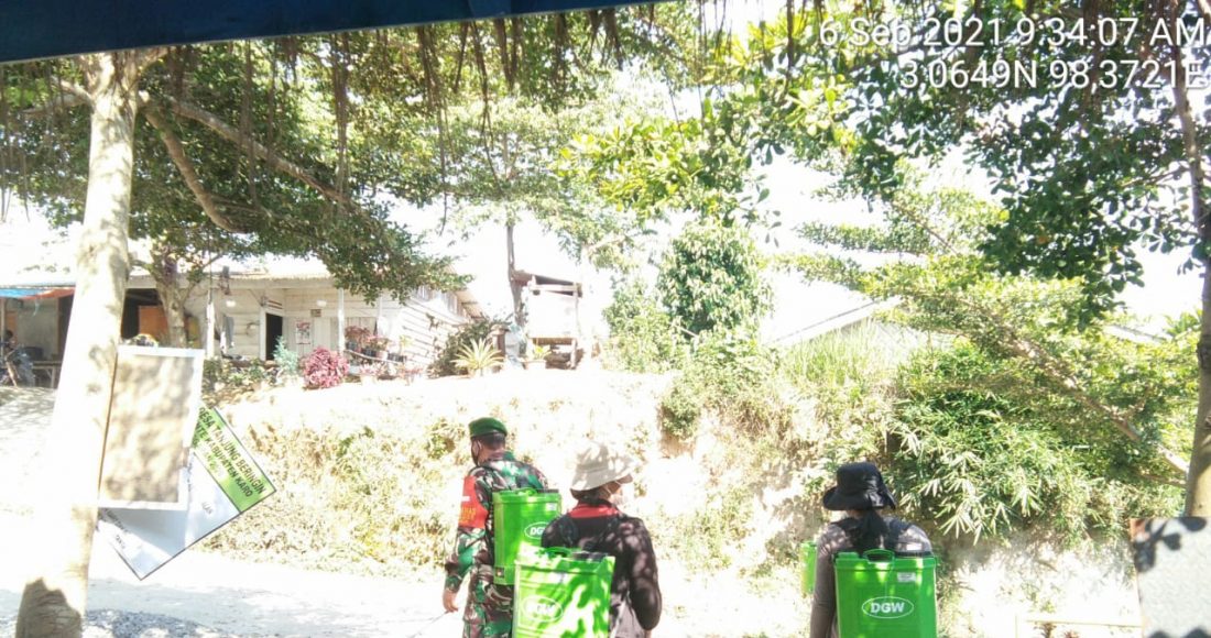 Babinsa Koramil 06/MT Ikut Laksanakan Penyemprotan Disinfektan di Desa Tanjung Beringin