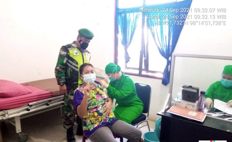 Babinsa Koramil 08/TB Laksanakan Pendampingan Vaksinasi Para Pedagang di Tigabinanga