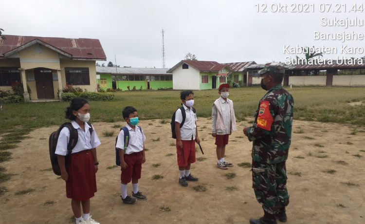 Babinsa Koramil 01/BJ Himbau Anak Sekolah Dasar Barusjahe Untuk Turut Mematuhi Prokes Saat Ke Sekolah