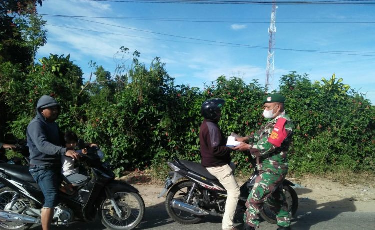 Babinsa Koramil 04/SE Bagikan Masker dan Himbau Pengguna Jalan Desa Ndokum Siroga