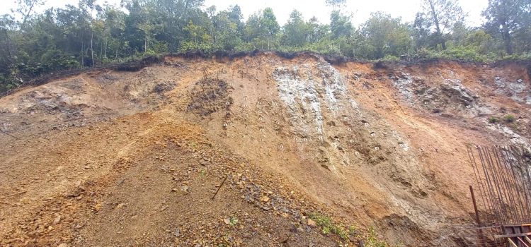 Material Tanah Longsor Sempat Tutup Jalan Lintas Merek Menuju Sidikalang