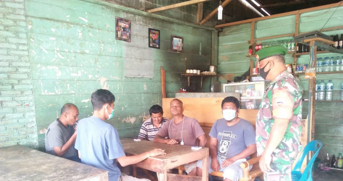 Babinsa Koramil 08/TB Tegakkan Prokes Kepada Pengunjung Kedai Kopi di Desa Kuta Galoh