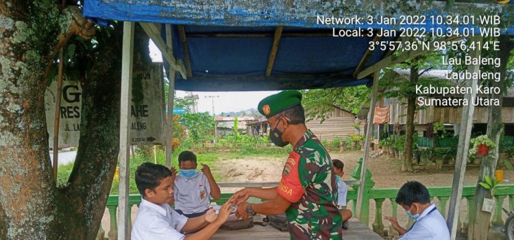Babinsa Koramil 09/LB Berikan Himbauan Prokes Kepada Siswa SMPN 1 Laubaleng