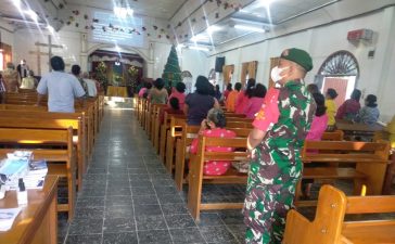 Babinsa Koramil 04/SE Ingatkan Jemaat yang Beribadah Minggu di Gereja Untuk Patuhi Prokes