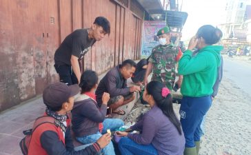 Babinsa Koramil 02/TP Ingatkan Warga Tigapanah yang Sedang Beraktivitas Untuk Patuhi Prokes