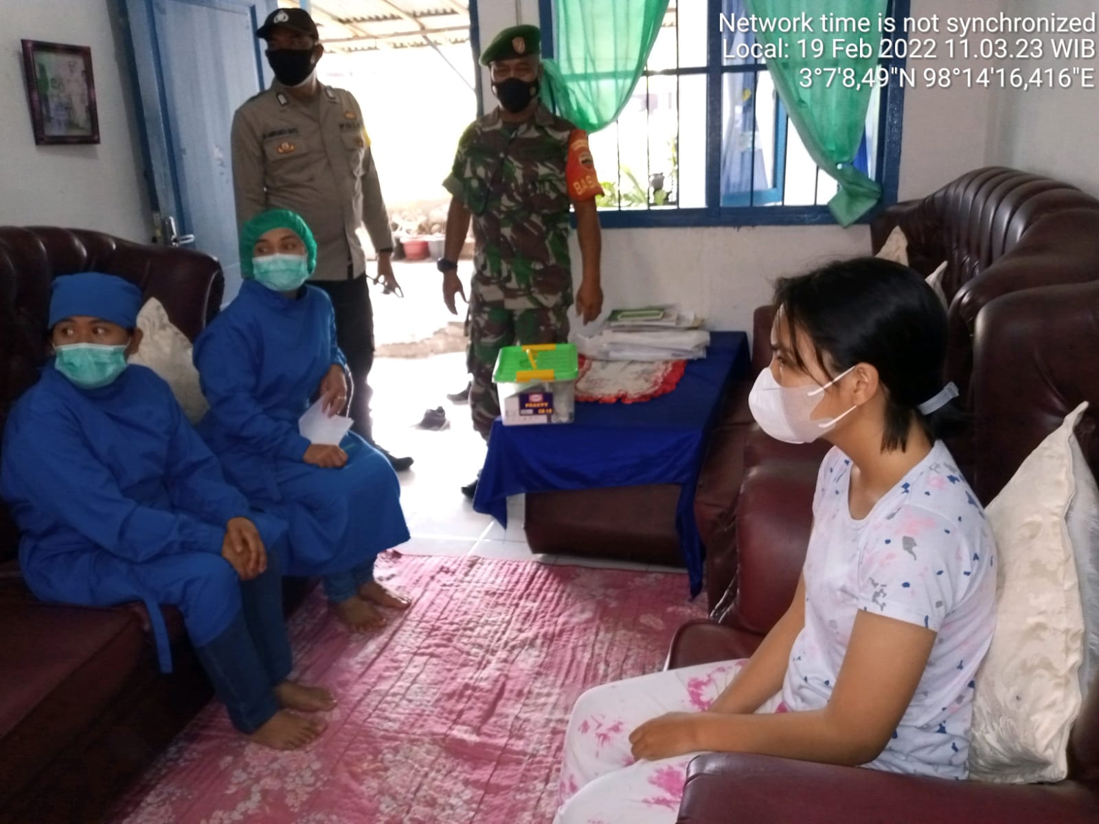 Babinsa Koramil 08/TB Laksanakan Upaya Tracing dan Swab Kepada Kontak Erat dengan Warga yang Terpapar Covid19