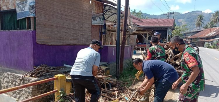 Babinsa Koramil 09/LB Bersama Warga Melaksanakan Gotong Royong Membersihkan Jalan dan Lingkungan